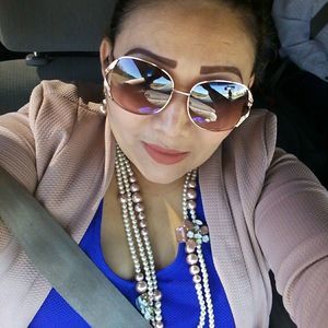 Meet your Posher, Carla